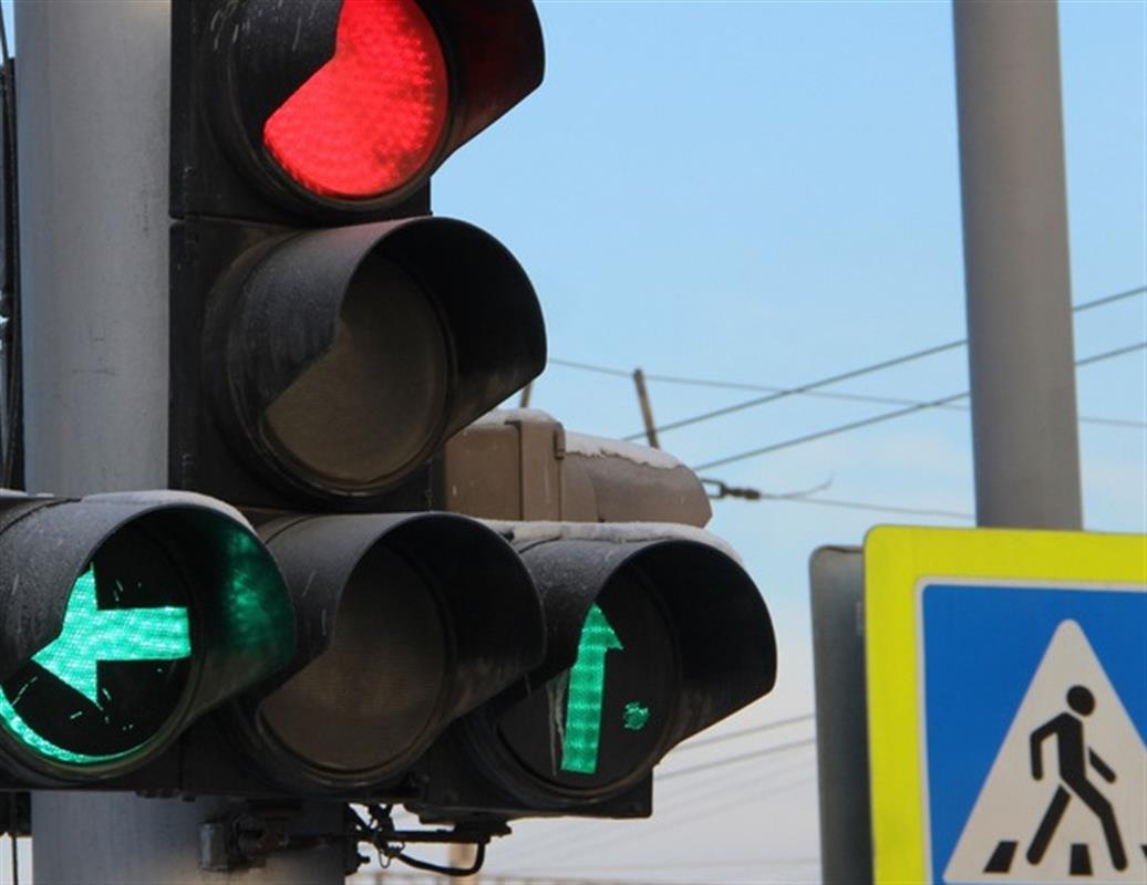 Для костромских пешеходов на улице Галичской установили светофор с кнопкой