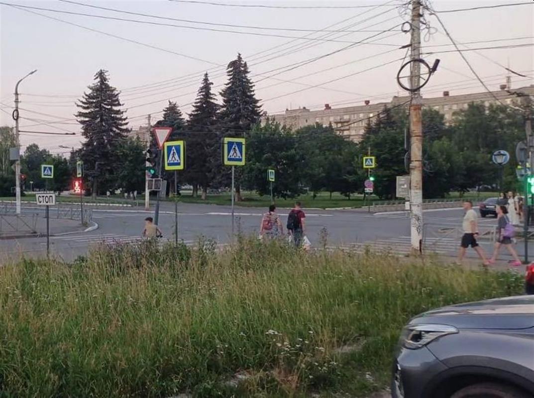 На проспекте Мира в Костроме иномарка сбила подростка на переходе 
