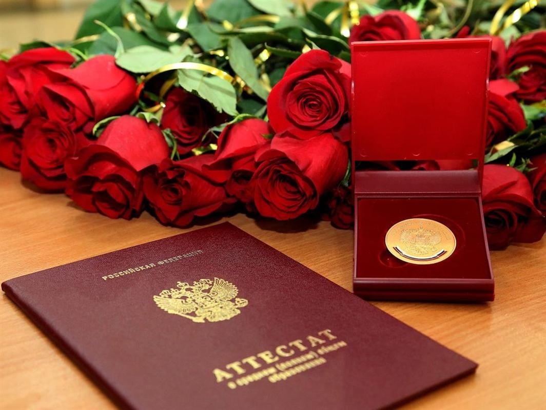 Костромские выпускники получили медали за особые успехи в учебе.
