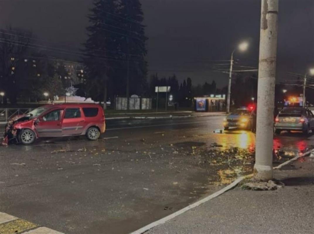 При столкновении двух автомобилей в Костроме пострадали водители и юные пассажиры