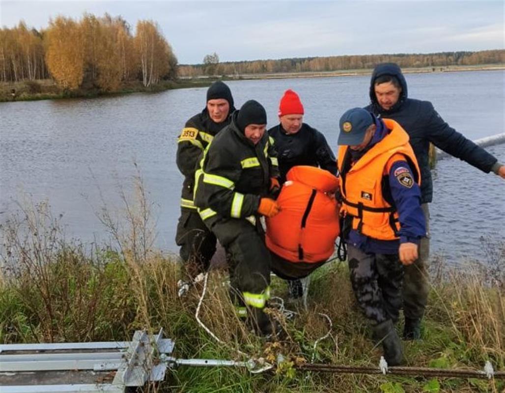 Костромского рыбака, упавшего в воду, успели спасти 