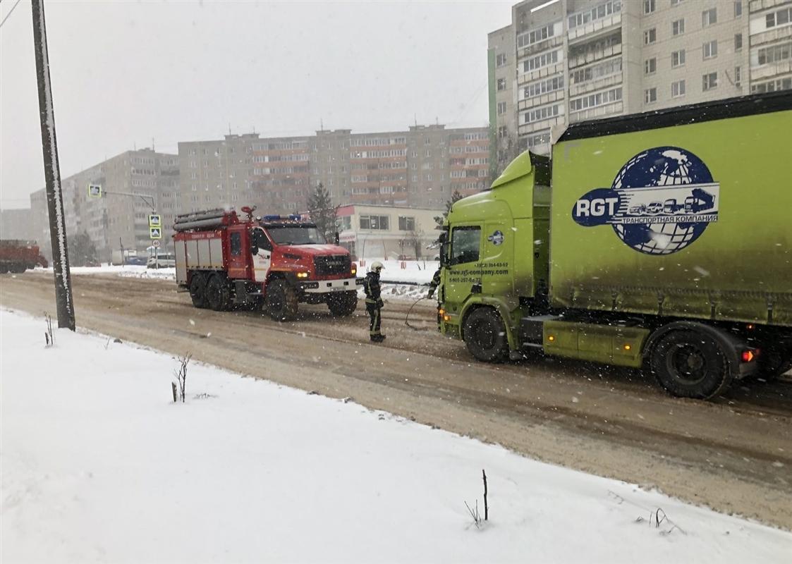 В непогоду в Костроме водителям помогали сотрудники МЧС 