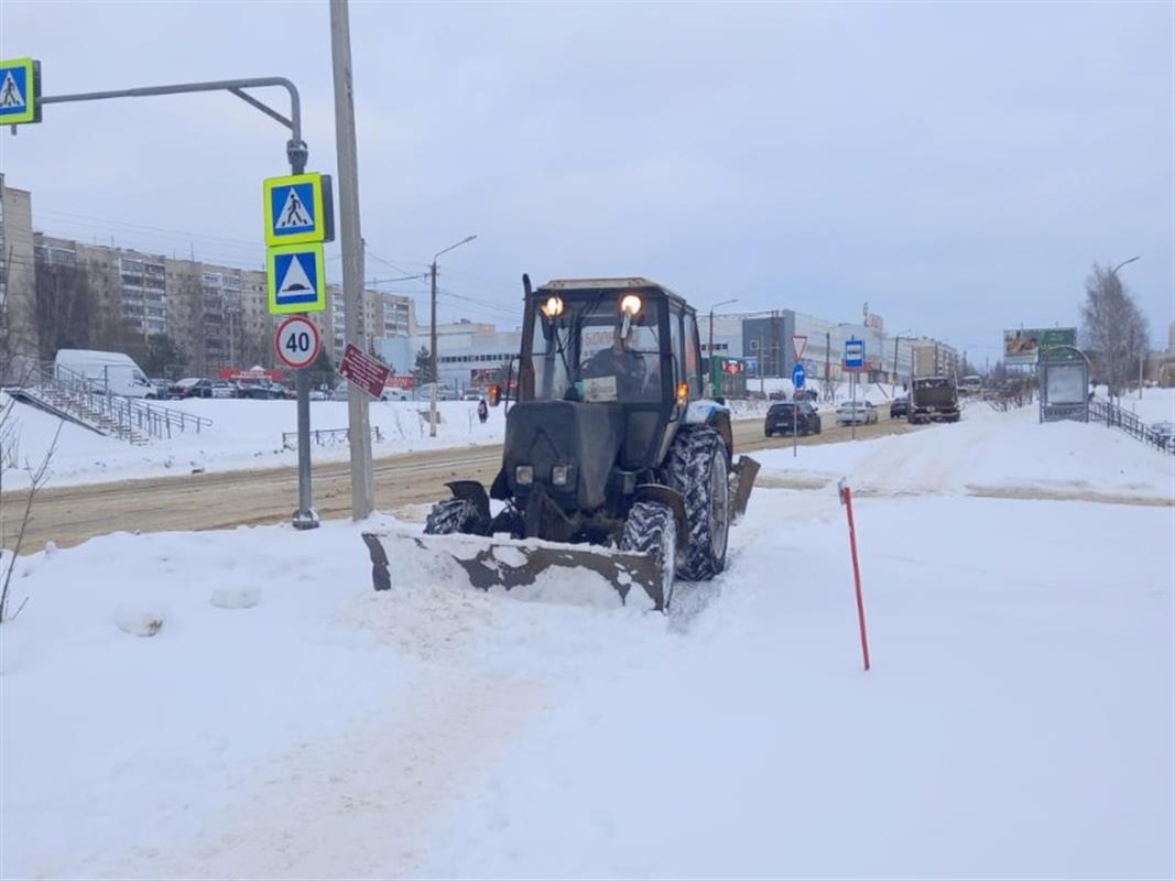 Бригады дорожных рабочих расчищают улицы Костромы после снегопада
