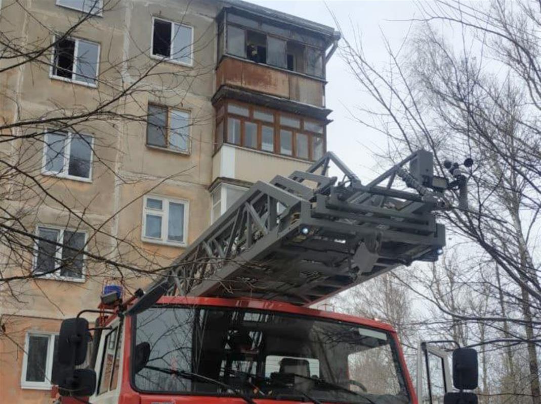 Причиной пожара в костромской пятиэтажке могло стать неосторожное обращение с огнём
