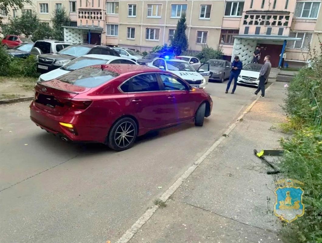 Ребёнок на самокате оказался под колёсами иномарки в костромском дворе