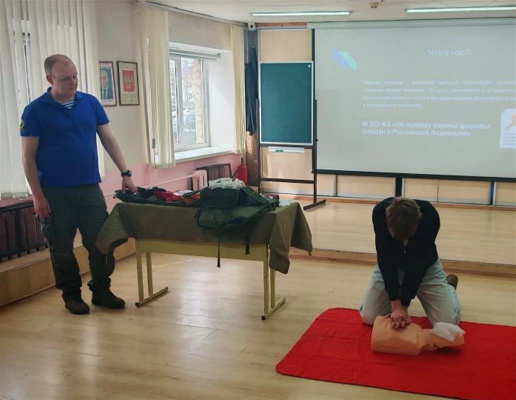 Курсы первой помощи помогли молодому костромичу спасти жизнь однокурснику
