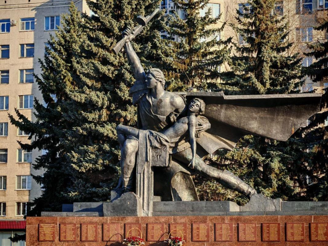 Костромские мемориалы и обелиски воинской славы приводят в порядок к Дню Победы
