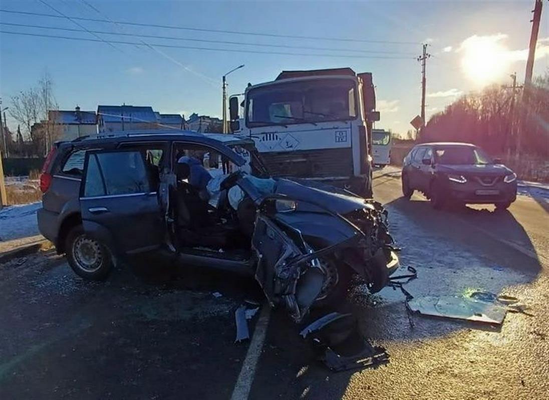 Водитель иномарки погиб при столкновении с грузовиком в Костроме