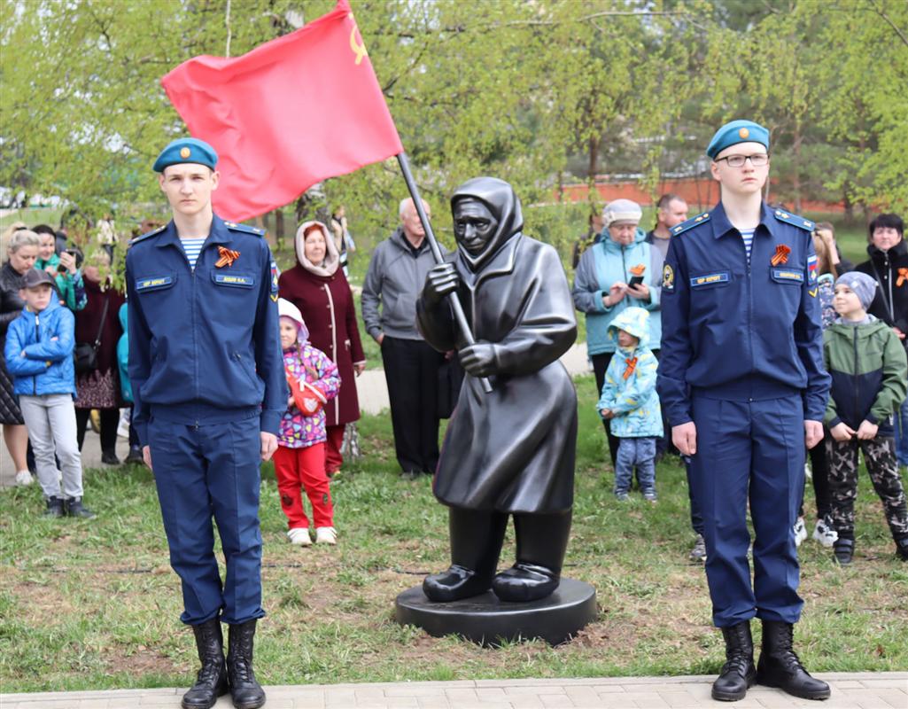 В Костроме установили скульптуру бабушки Анны, защитившей Знамя Победы
