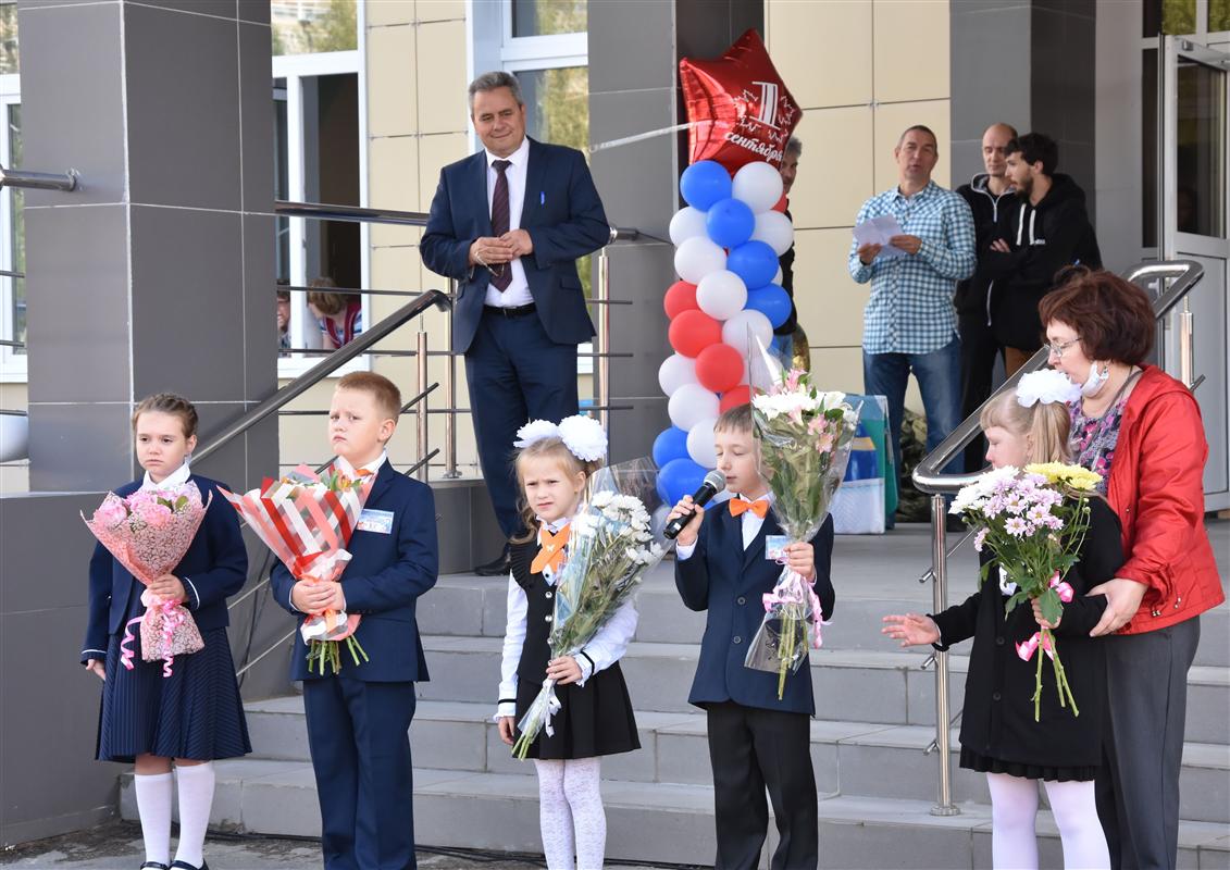 В самой большой школе Костромы прошла торжественная линейка 
