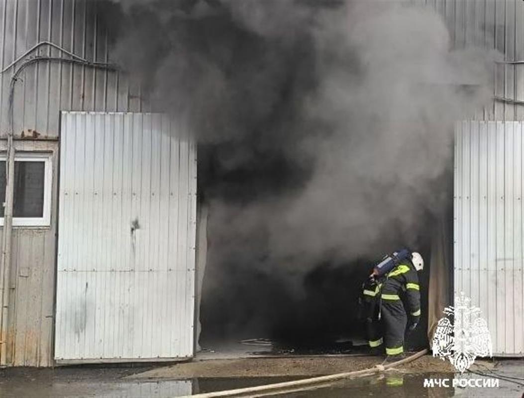 Названа предполагаемая причина пожара в одном из автосервисов Костромы