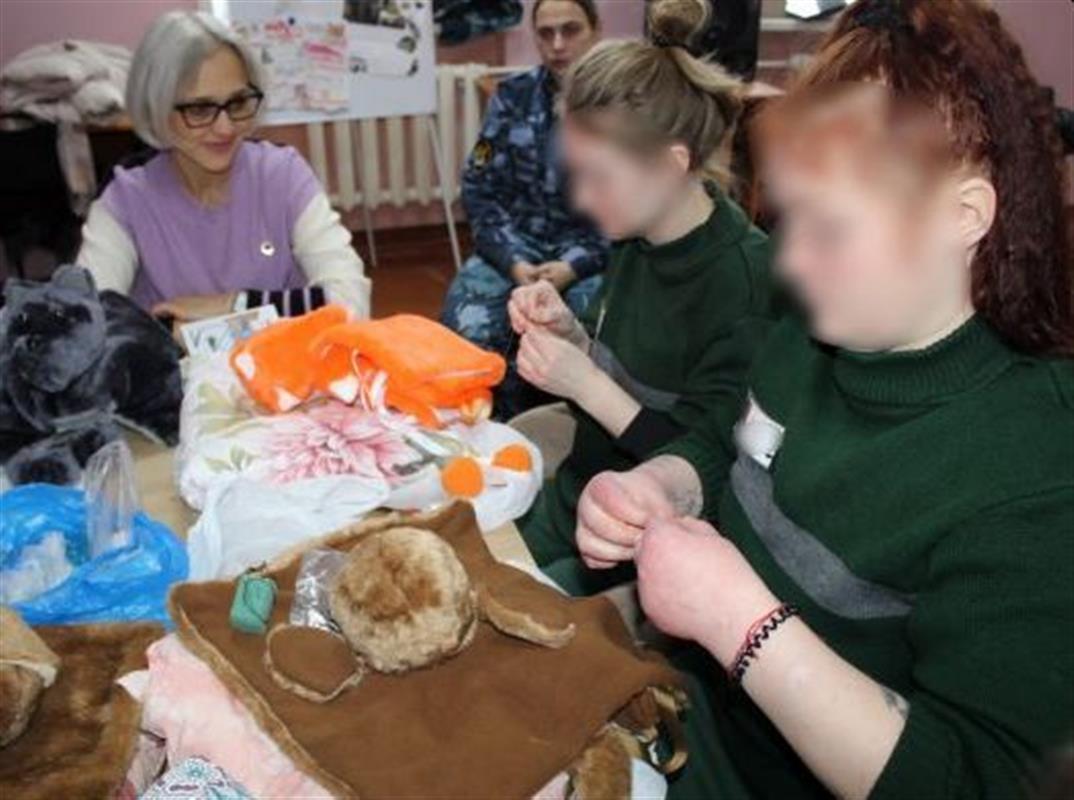 Осуждённые в костромской колонии изготовили новогодние подарки для своих детей