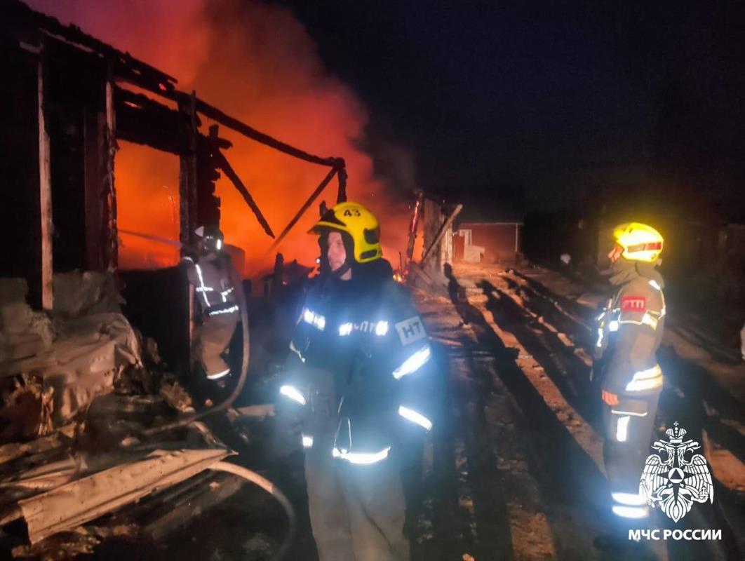 В Костромском районе пожарные потушили сразу два горящих дома