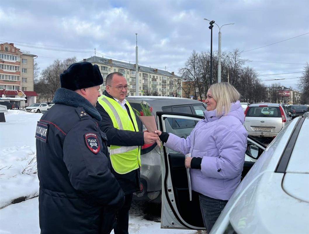 Автоинспекторы поздравили костромских автоледи с наступающим праздником
