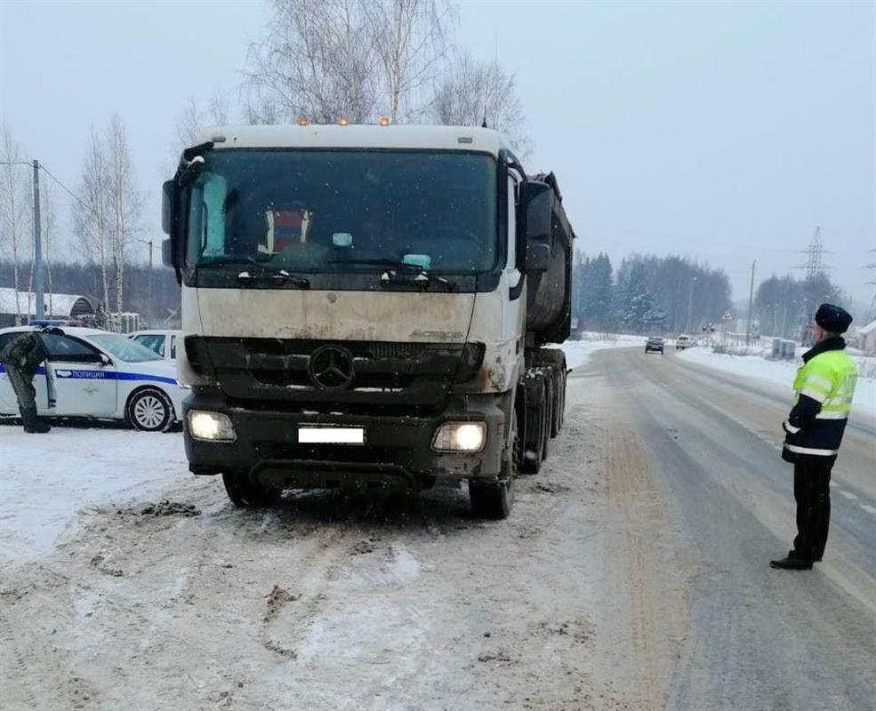 Костромские автоинспекторы проверяют, как водители грузовиков соблюдают дорожные правила