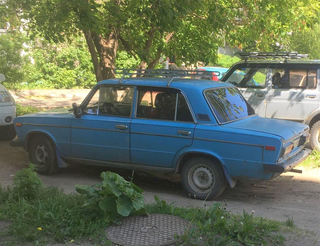 В Костроме ищут водителей, которые паркуются на газонах и детских площадках
