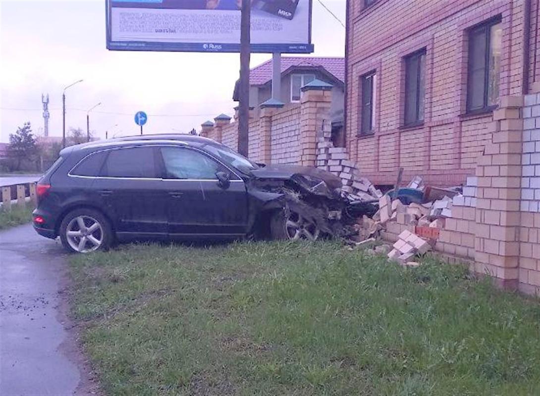 Нетрезвый водитель иномарки протаранил забор в Костроме