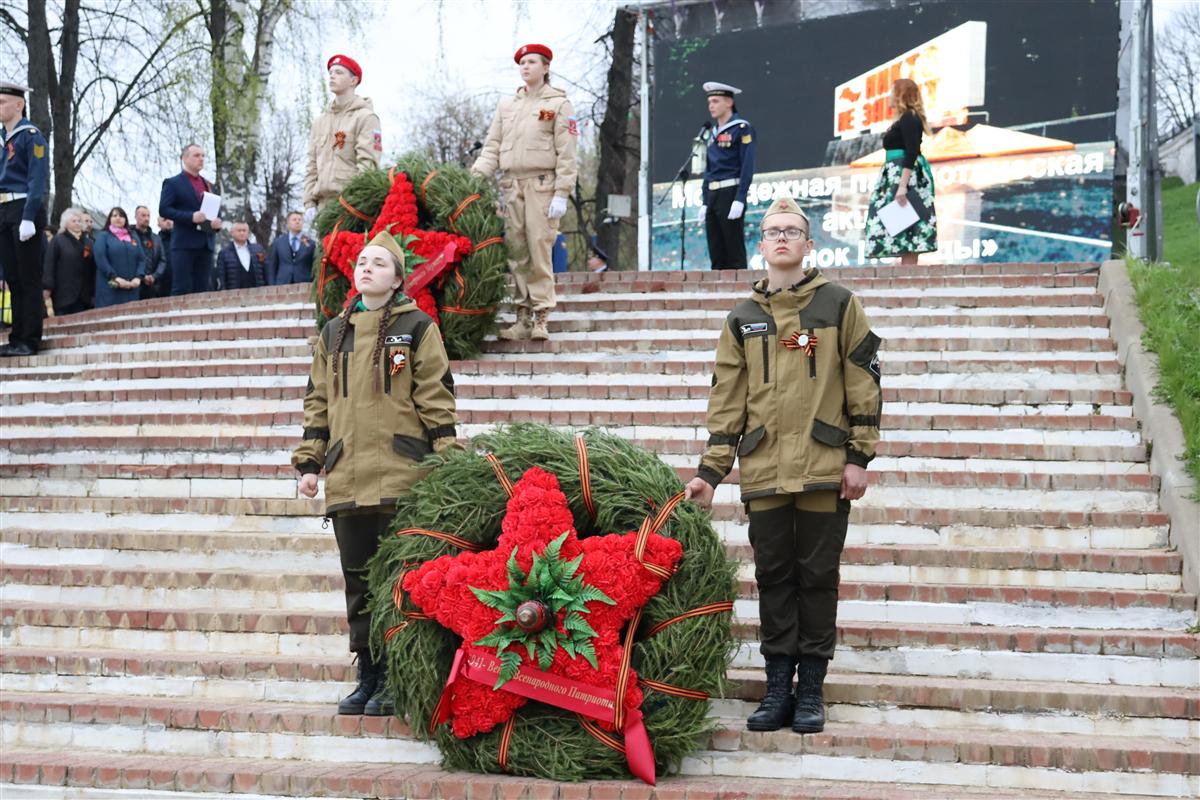 Венки Победы в память о защитниках Отечества спустили на воду в Костроме