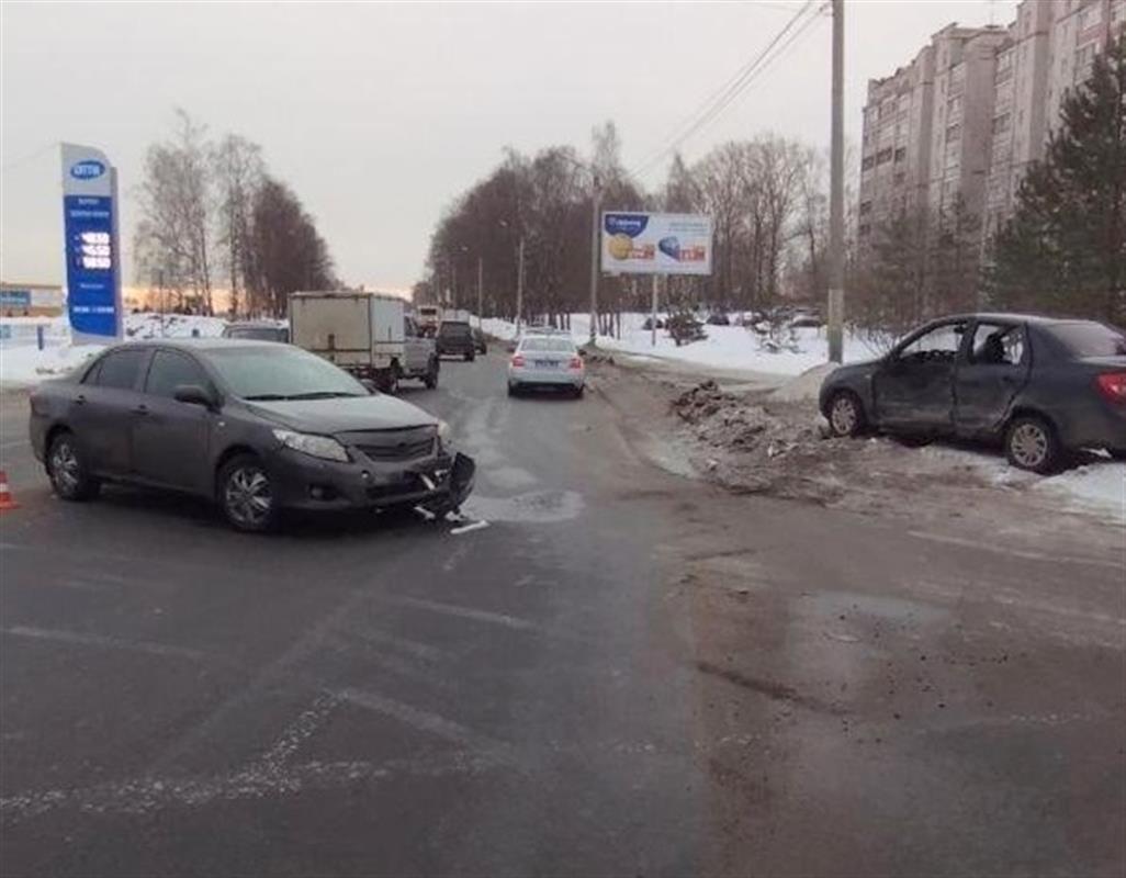 В Костроме столкнулись два легковых автомобиля: пострадал 12-летний пассажир