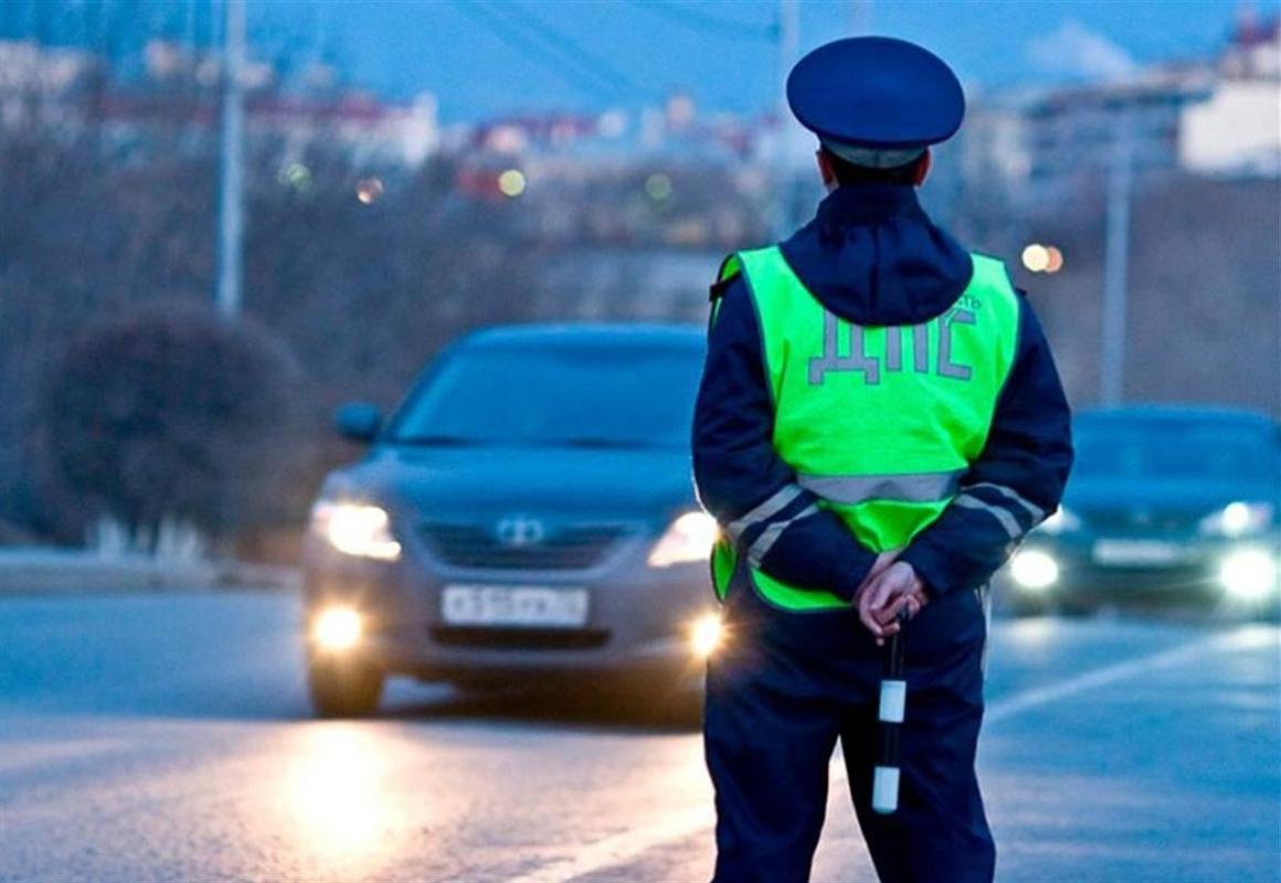 Нетрезвый водитель в Костроме пытался спрятаться от полиции в подъезде дома
