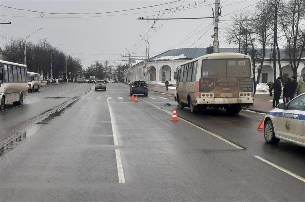 В центре Костромы автобус с пассажирами въехал в иномарку