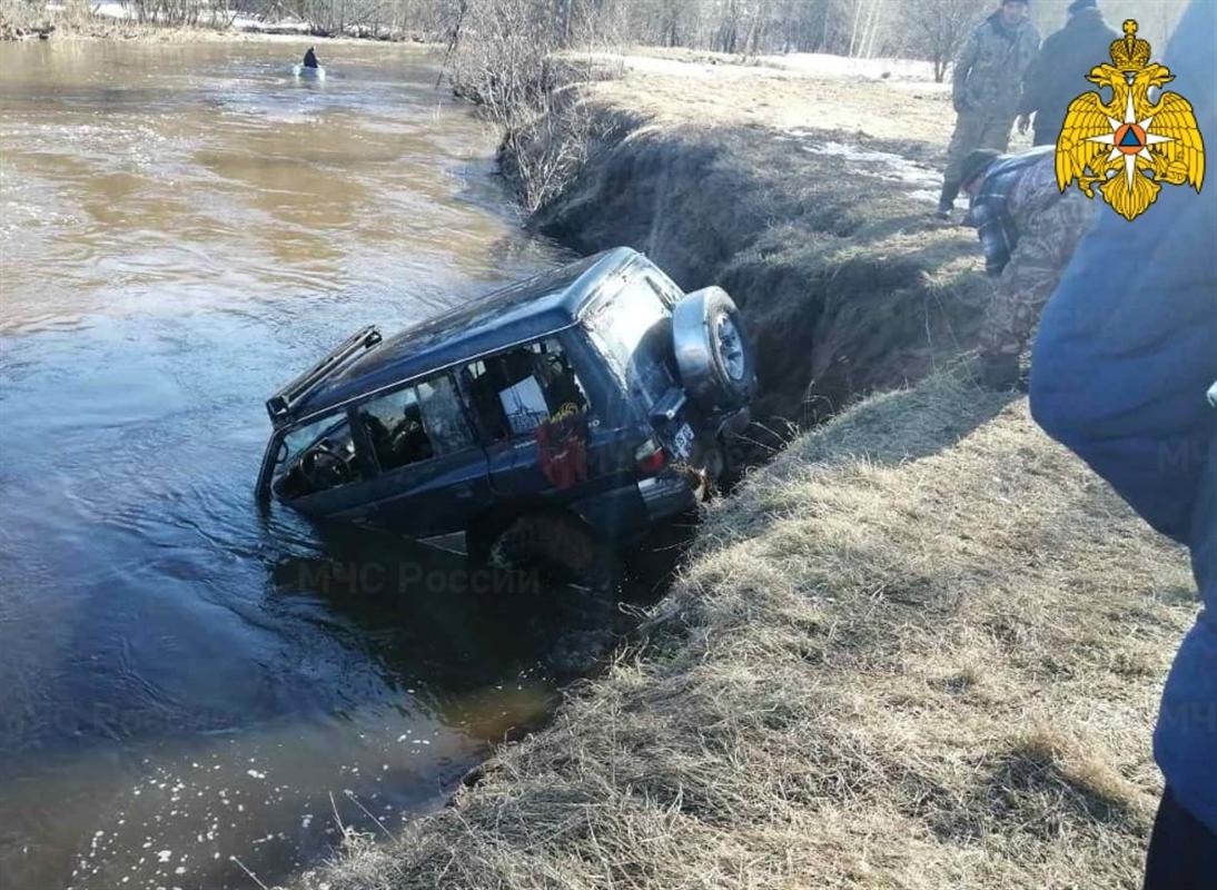 В Костромской области затонул автомобиль с водителем