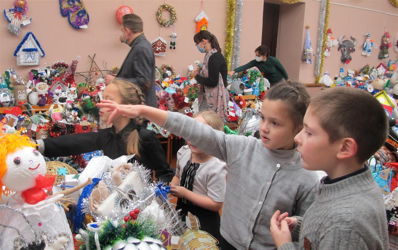 Костромичи засыпали поделками организаторов конкурса «Наряжаем городскую елку»
