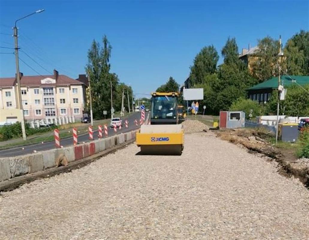 В Костроме на мосту через реку Черную началось асфальтирование проезжей части