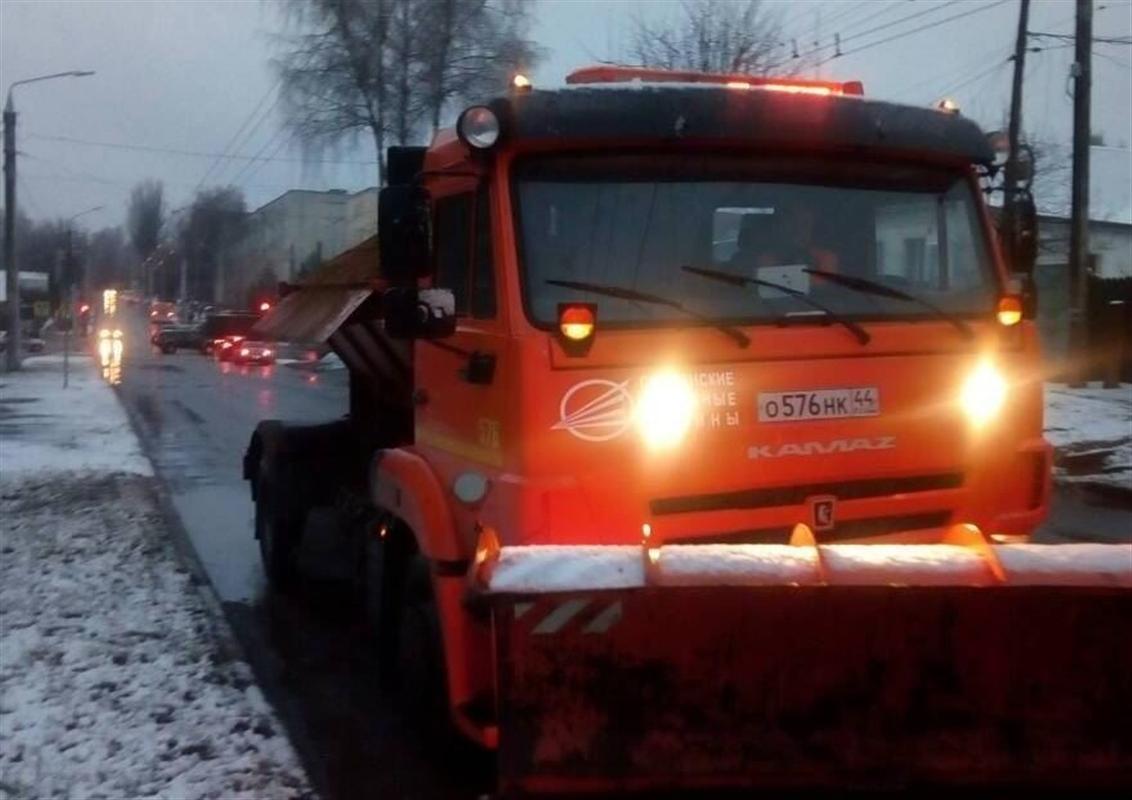 Дорожная техника вышла на расчистку Костромы после снегопада