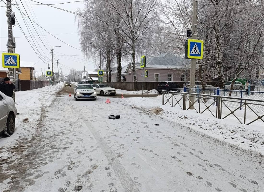 В Костроме иномарка сбила школьницу на переходе