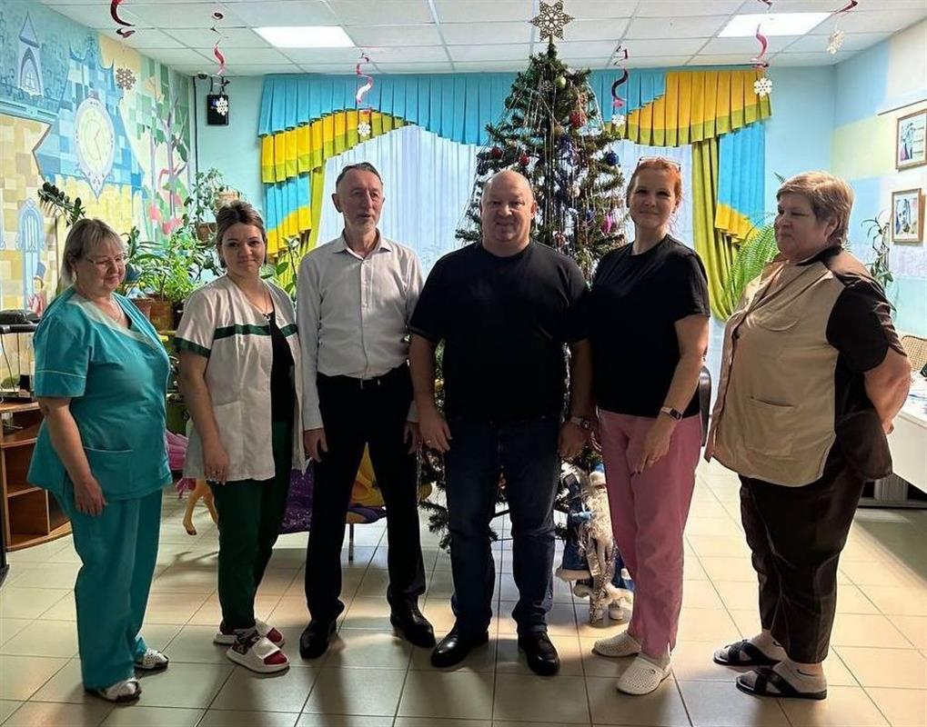 Костромские депутаты поздравляют с Новым годом сотрудников соцучреждений 