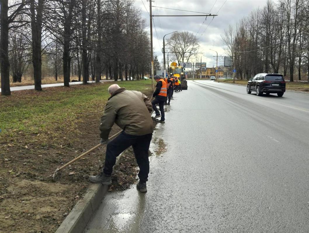 Костромские улицы очищают после зимы от грязи и мусора круглосуточно