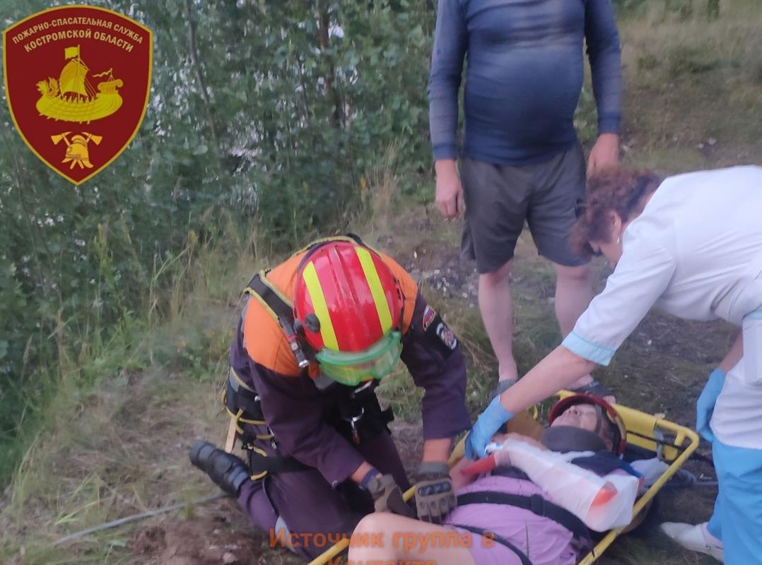 В Костромском районе спасли женщину, упавшую в овраг во время прогулки