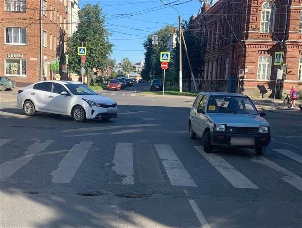 В Костроме не смогли разъехаться две «легковушки»: пострадала пассажирка
