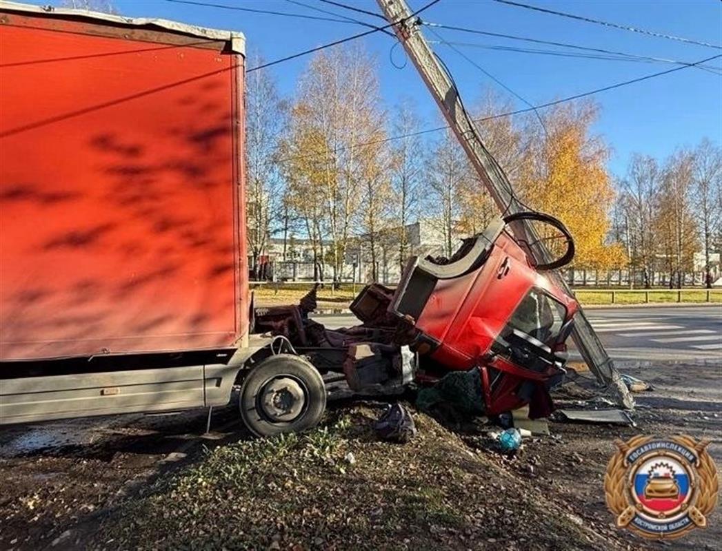 Водитель фуры не справился с управлением и врезался в опору ЛЭП в Костроме 