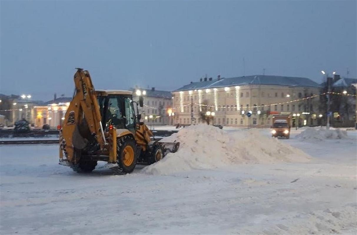 Последствия снегопадов продолжают устранять в Костроме