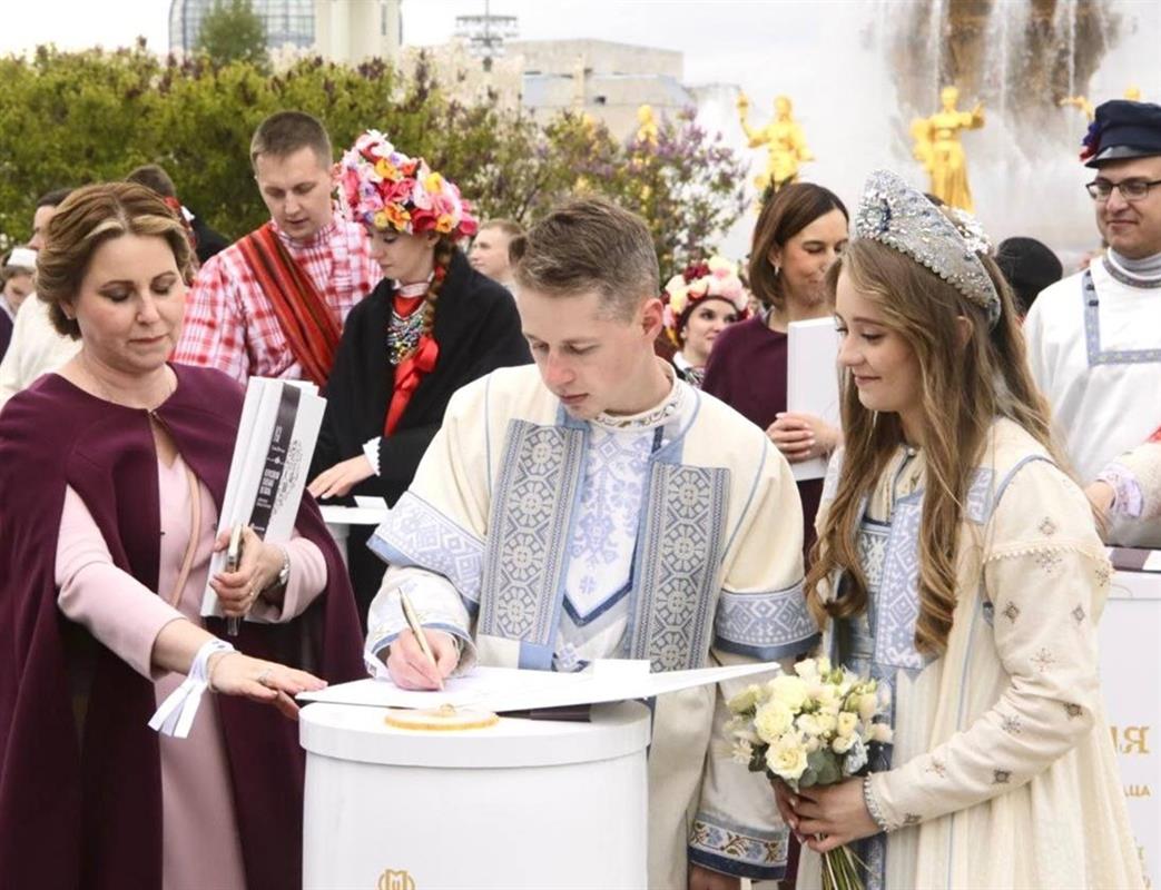 Костромичи поженились на Всероссийском свадебном фестивале в Москве