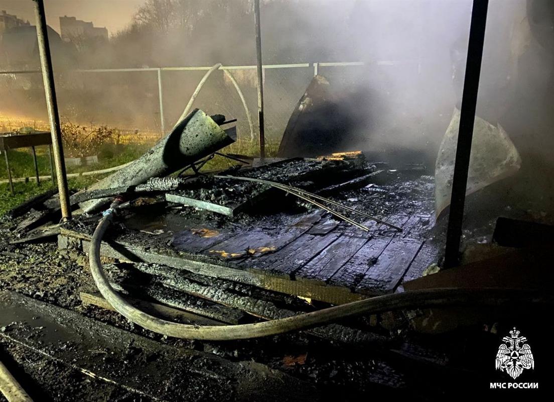 В костромском СНТ сгорел садовый дом