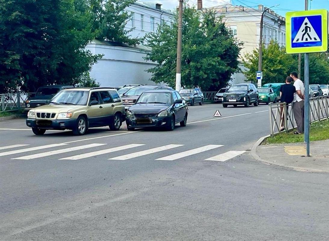 В Костроме при столкновении двух авто пострадал несовершеннолетний пассажир

