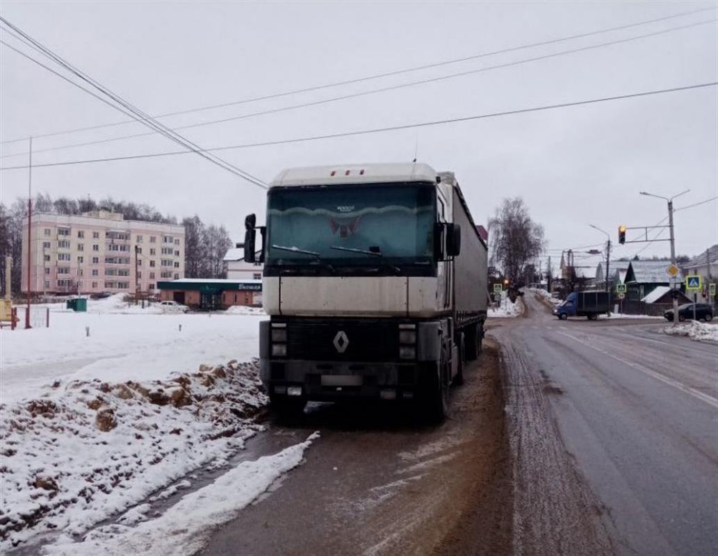 За неделю 11 большегрузов нарушили правила стоянки на улицах Костромы