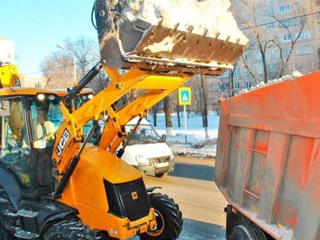 Костромские дорожники вывозят снег у спортивной школы в микрорайоне Давыдовском