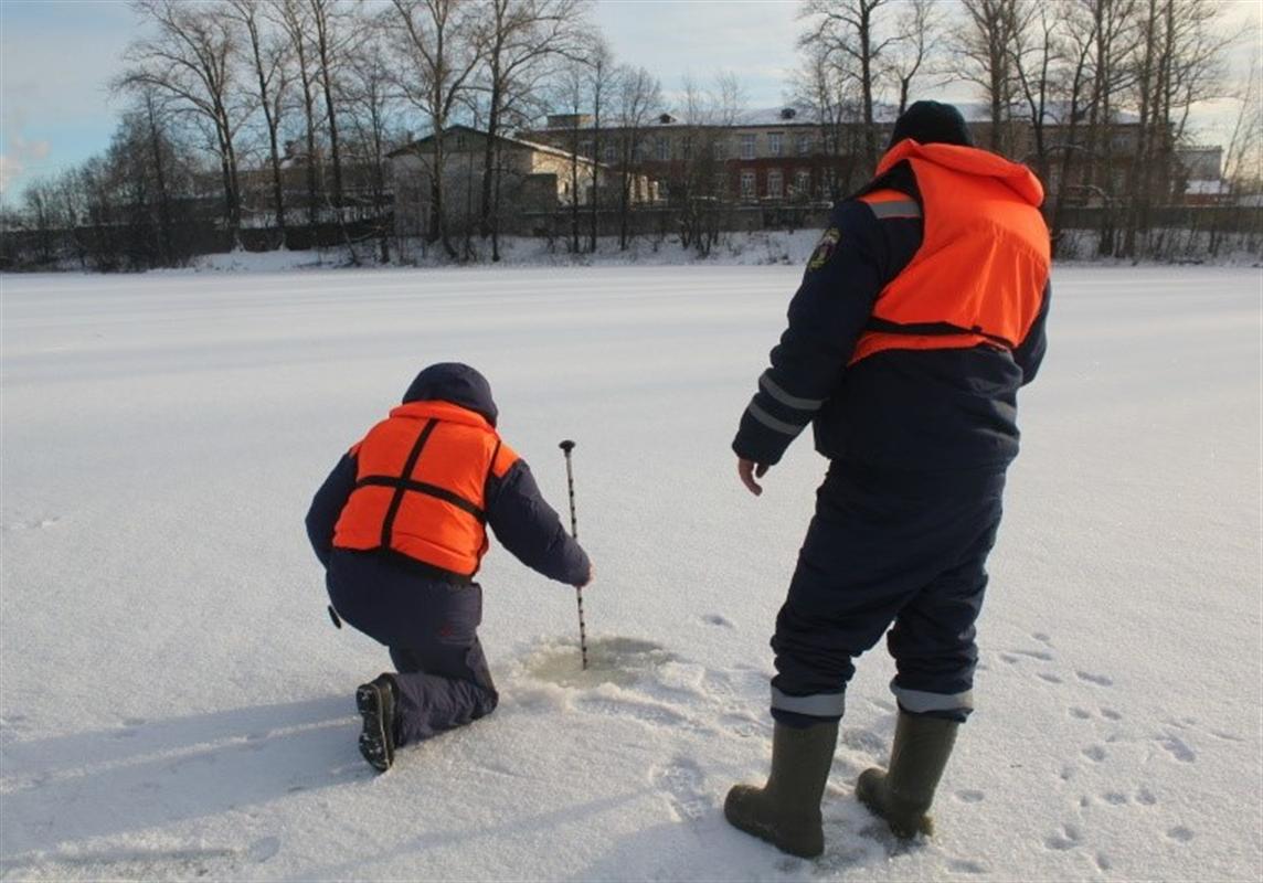 Инспекторы ГИМС проверили толщину льда на водоемах Костромы