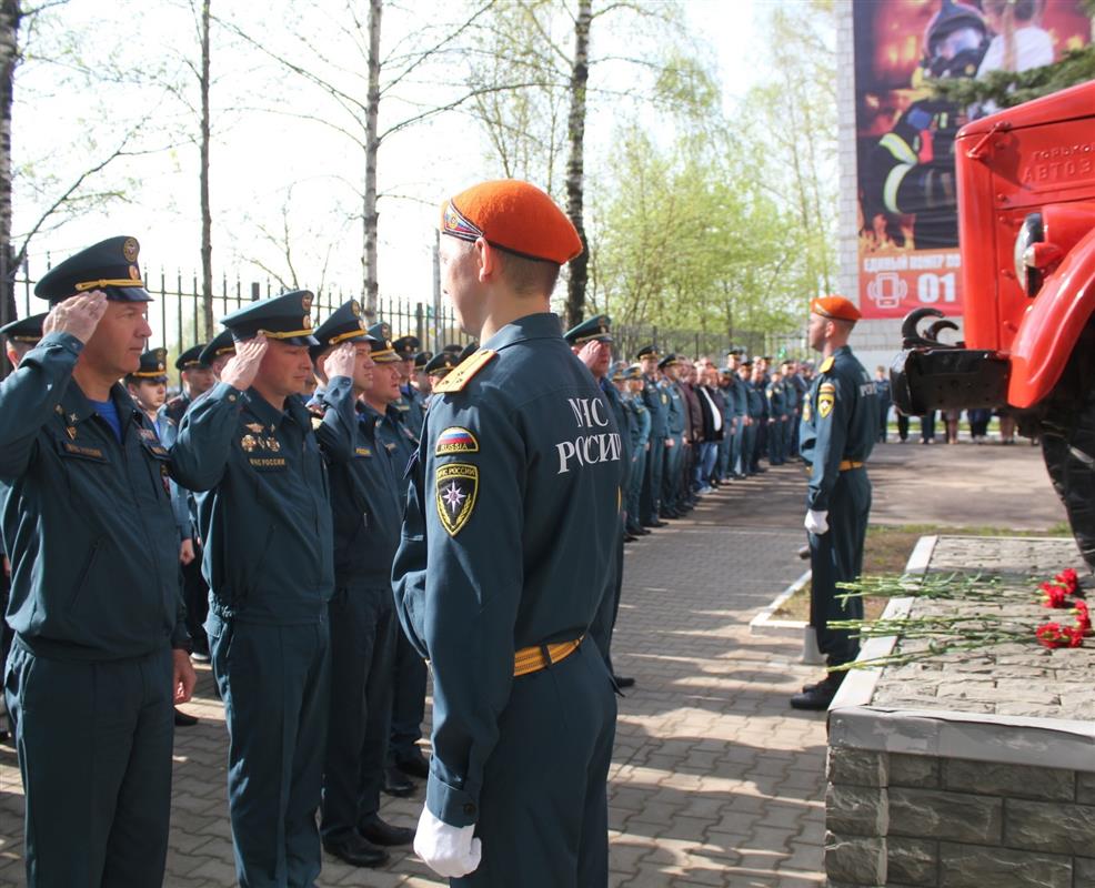 В Костроме сотрудники МЧС почтили память коллег, погибших при исполнении служебного долга
