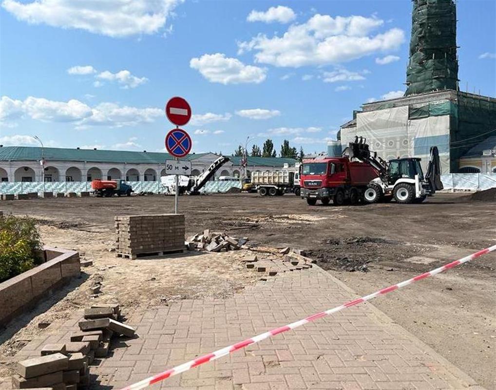 На главной площади Костромы рабочие снимают старый асфальт