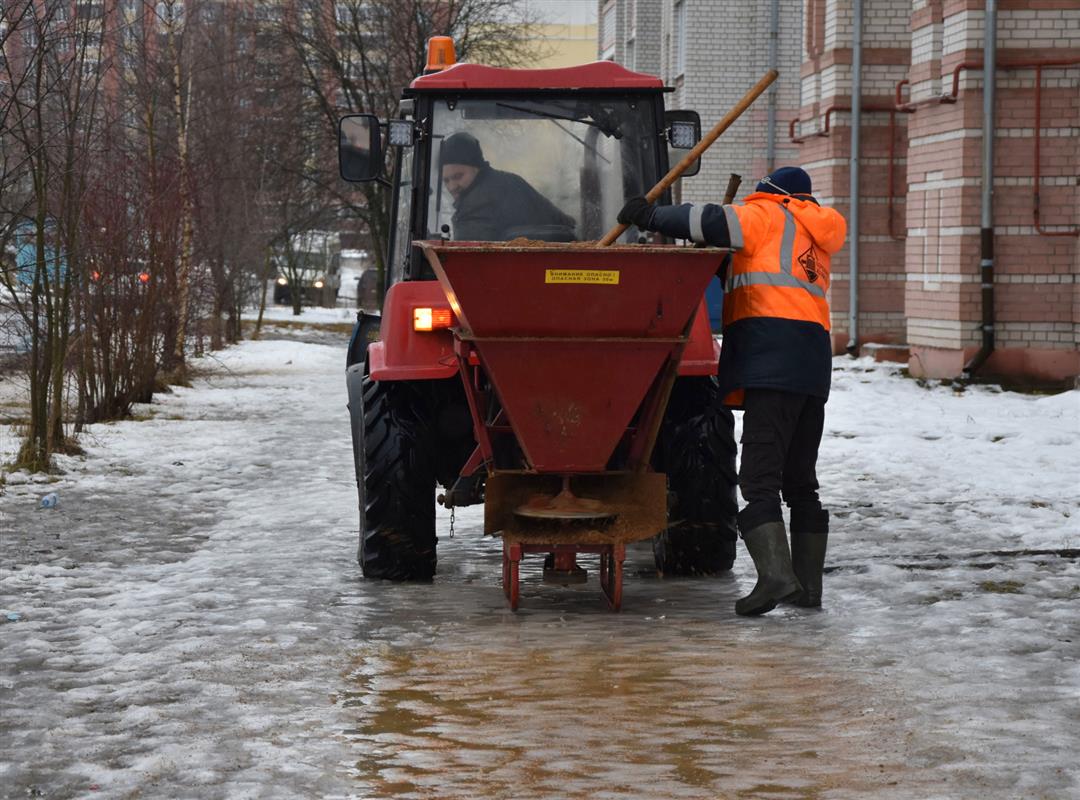 Дороги у костромских соцучреждений чистят от снега и наледи