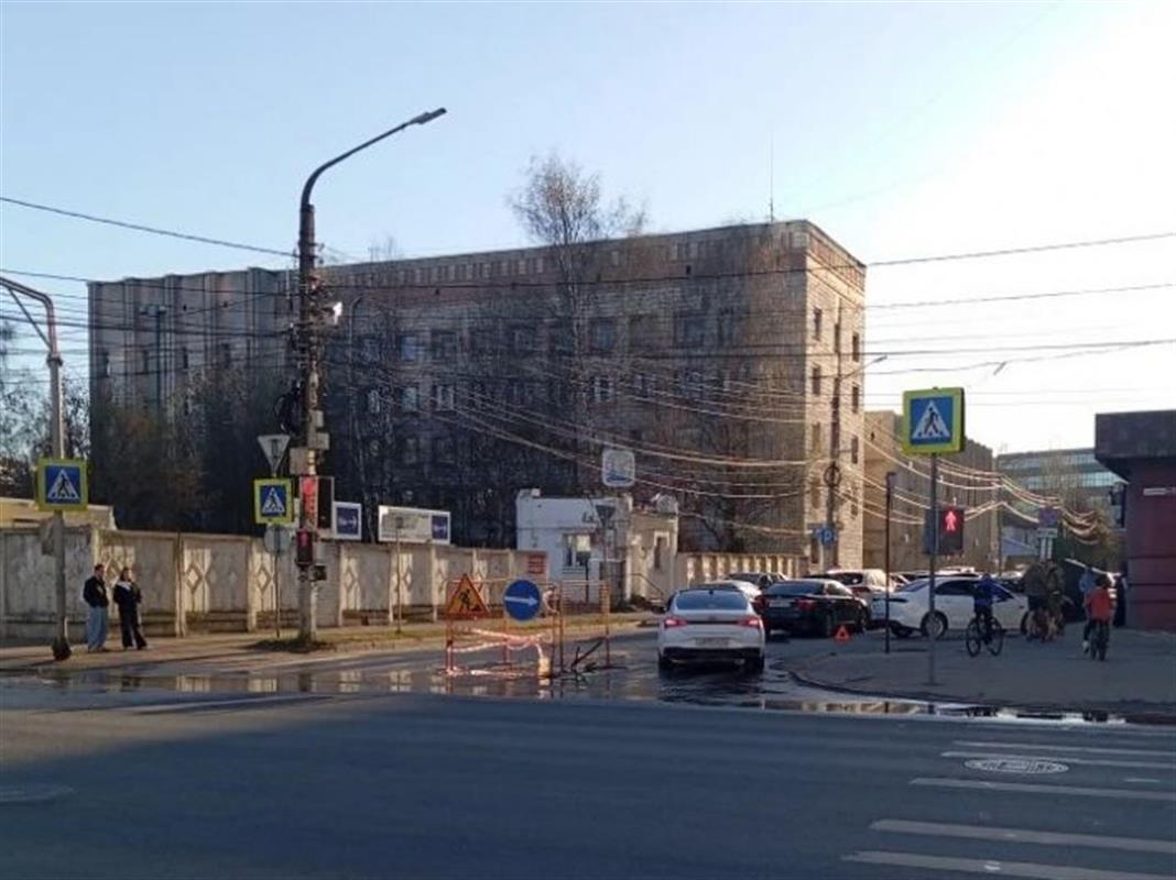 Бригады «Костромагорводоканала» ремонтируют водовод на улице Ивана Сусанина