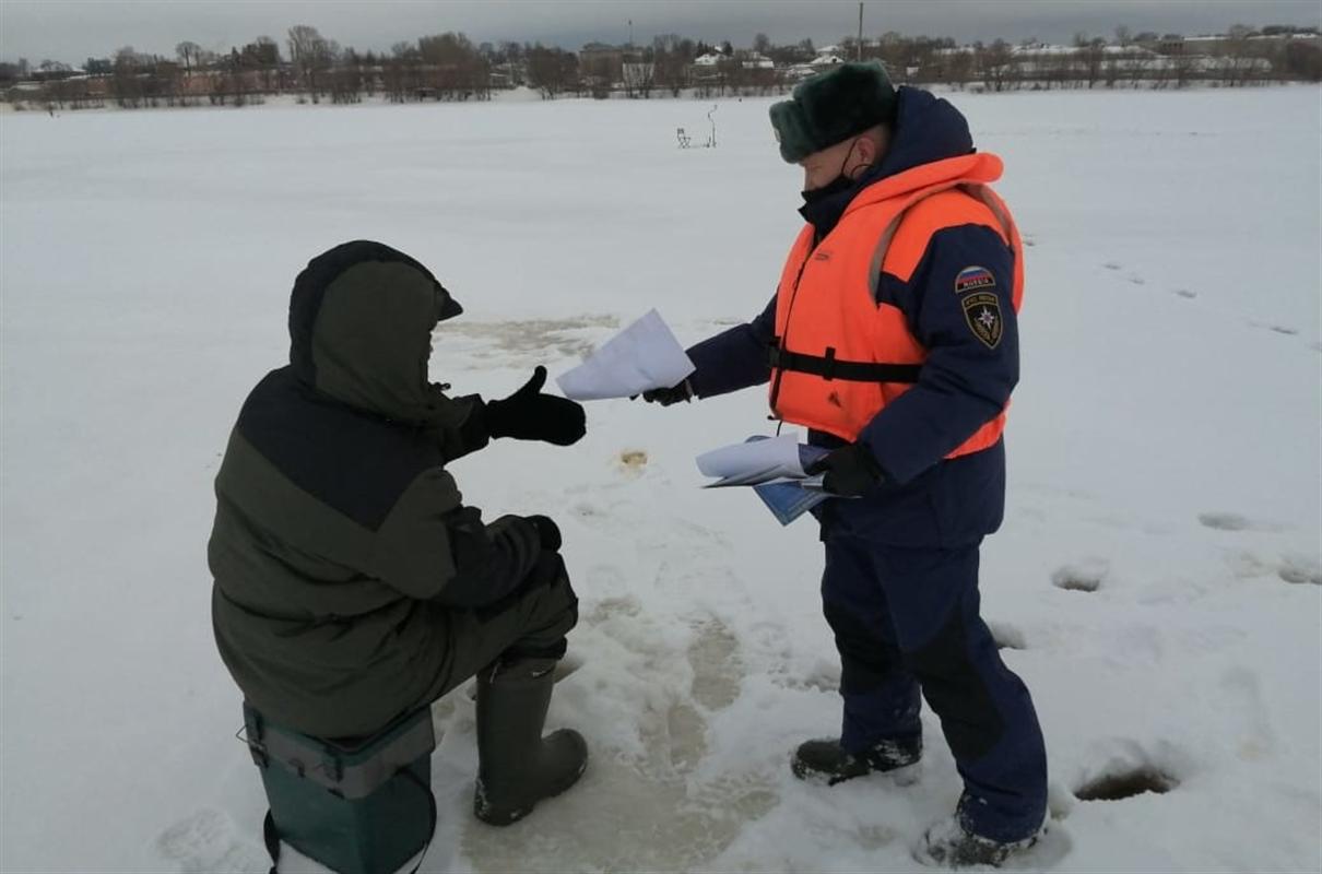 Спасатели предупреждают костромских рыбаков об опасности весеннего льда