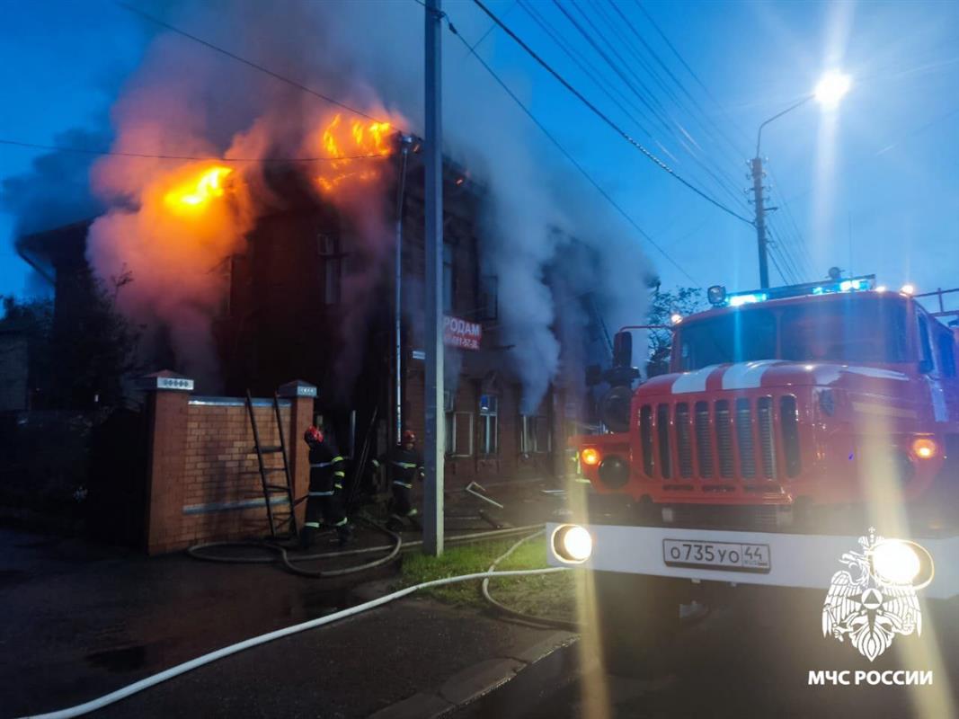 При пожаре в жилом доме на улице Симановского в Костроме пострадали два человека