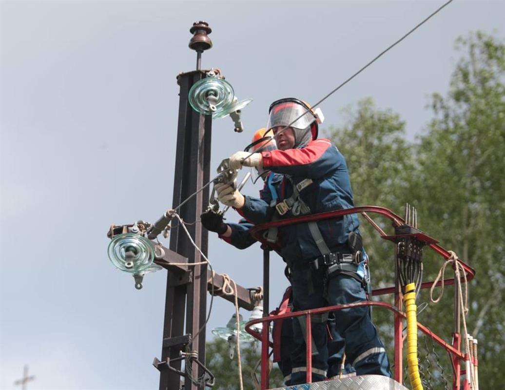 Костромские энергетики устраняют последствия непогоды
