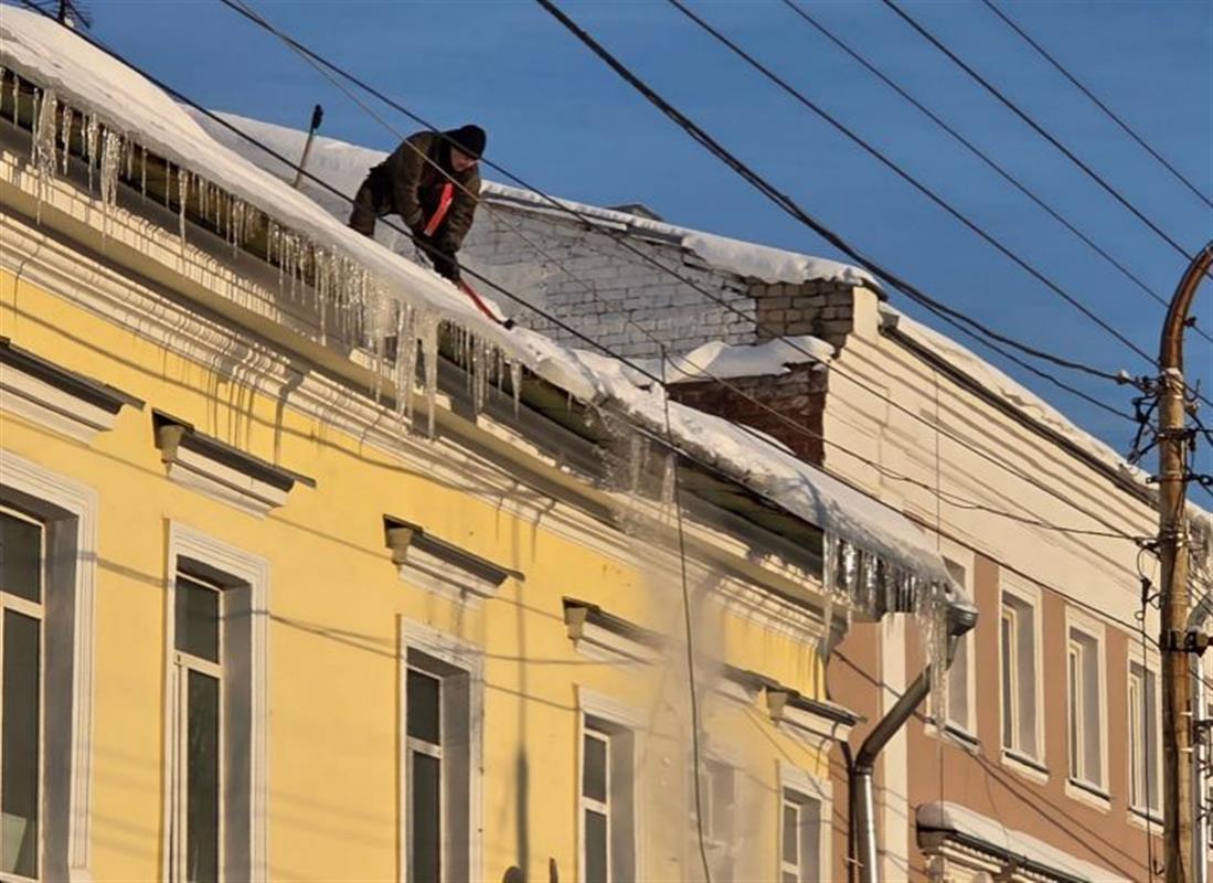 Собственникам зданий в Костроме напоминают о необходимости очищать крыши от снега 